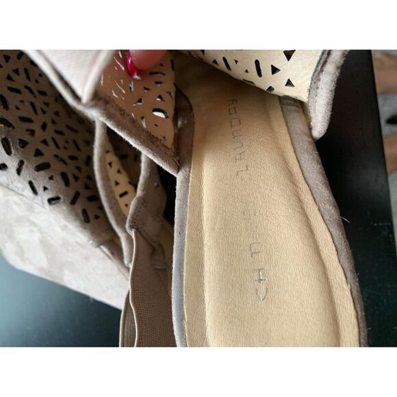 ✌️ 2/$40 ✌️ Chinese Laundry Tan Pierced Wedges, Open Toed,  sz 6.5, 4.5" Rise - Picture 4 of 4